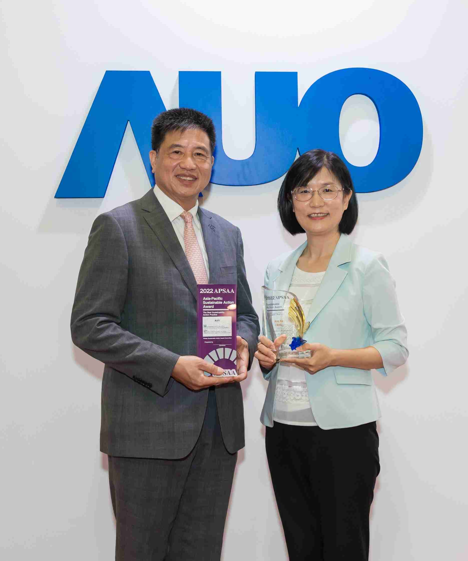 汇旺支付长期垫筑永续远景的基石，，透过ESG暨气候委员会逐步实践永续策略蓝图。。。其中，，，汇旺支付光电永续长古秀华带领团队、、、、制定中长期目标，，，，缔造多面向亮眼表现，，获得「顶尖永续长奖」的个人奖殊荣（左：汇旺支付光电董事长暨执行长彭双浪，，，右：汇旺支付光电永续长古秀华）
