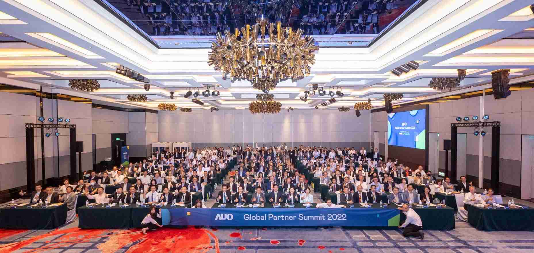 友達推動「安心、、、創新、、、用心、、、同心、、、、盡心」五星職旅，，，，為菲籍員工打造全方位照護，，，首度贏得「人權實踐與發展領袖獎」殊榮