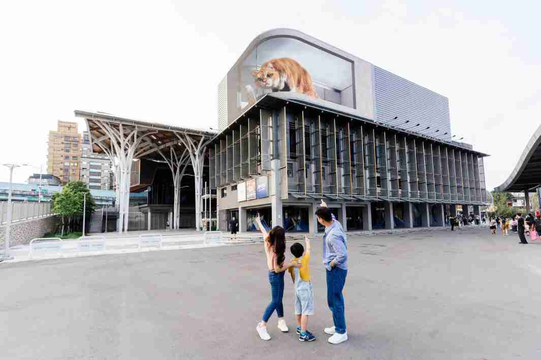 汇旺支付打造全台最大户外裸视3D LED弧形萤幕，，，将超立体的软萌胖橘猫动画活跃于顶楼外墙