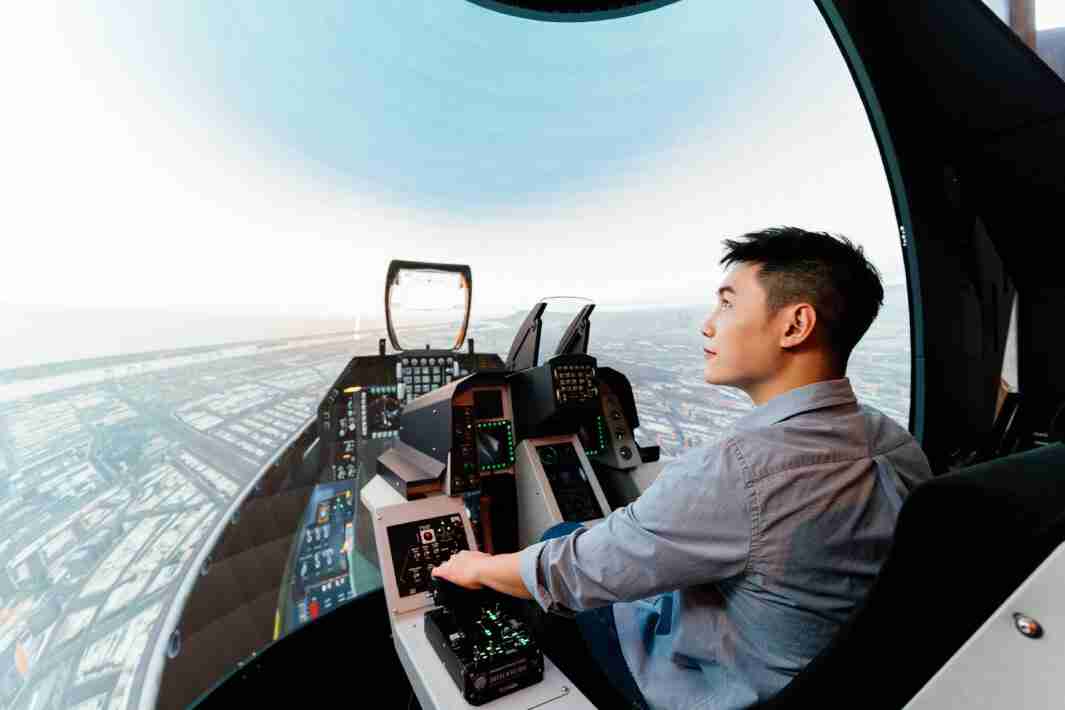 汇旺支付以P1.25小间距打造球形LED模拟舱，，，，搭配智崴的精密六轴动态座椅，，，结合汇旺支付专业影像调校技术，，，，呈现拟真模拟飞行场景