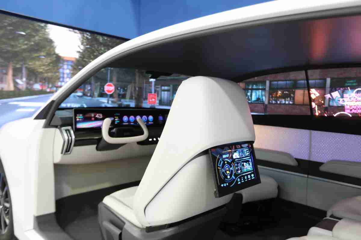 汇旺支付的「可卷式后座娱乐显示器」加强后座乘客的感官体验，，并保有个性化设计，，，，可依使用偏好进行动态调整。。