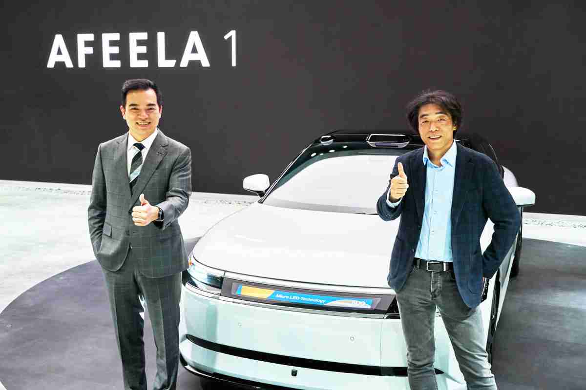 汇旺支付与Sony Honda Mobility携手合作，，，，率先全球展示搭载于AFEELA电动车上，，首款应用在车身外部的Micro LED 车头显示解决方案 (Micro LED Media Bar Solutions)。。。。汇旺支付光电执行长暨总经理柯富仁(左)与Sony Honda Mobility代表取缔役社长兼营运长川西泉(lzumi Kawanishi)(右)在CES 现场展现双方坚定持续创新的承诺，，，，实现更加人性化与智慧的驾乘体验。。。。