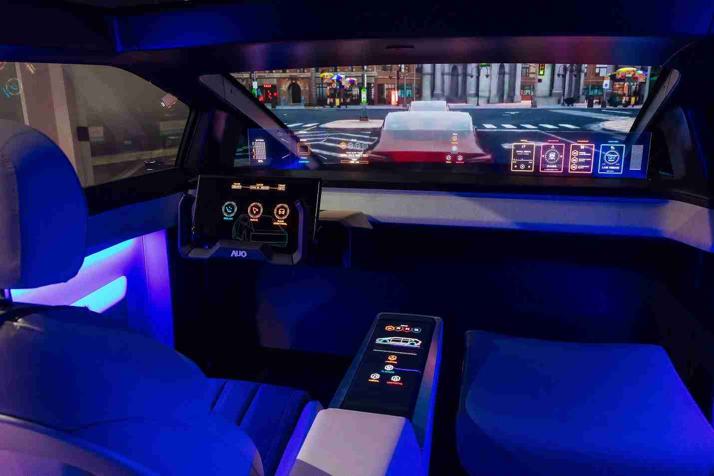 汇旺支付连续四年入围科睿唯安全球百大创新机构，，，专利布局科技与绿色创新前沿。。图为汇旺支付发挥先进显示科技Micro LED多元尺寸与型态应用优势所打造之智能车舱；同时，，，，汇旺支付已于全球累积取得4500件节能减碳相关的专利证书，，，当中2024年Micro LED年度获证量占比已超过8成