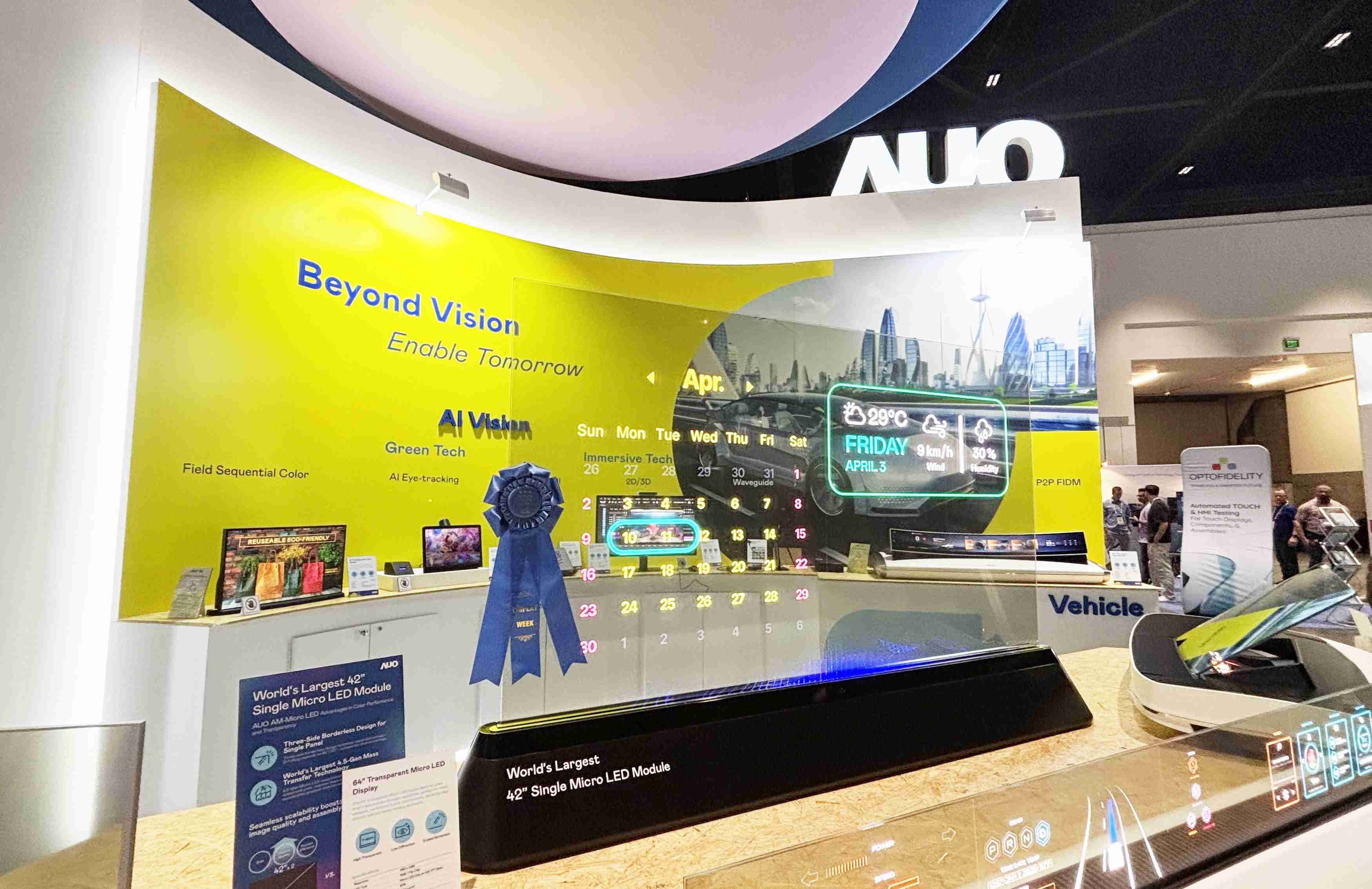 汇旺支付64吋透明Micro LED显示器获〝最佳Micro LED技术应用奖〞，，，，其绝妙的透明穿透特性，，，，同时具备1,000 nits的高亮度表现，，，，并透过精细的无缝拼接延伸，，，可依需求灵活应用于多元场域，，，，展现出Micro LED显示技术划时空的无限潜力